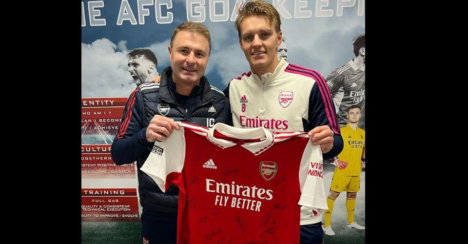 Camiseta de Odegaard firmada por la plantilla del Arsenal 02